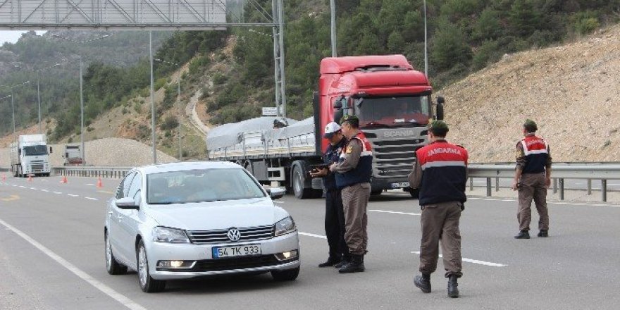 Sarıkamış'ta Uyuşturucu Tacirleri Jandarmadan Kaçamadı