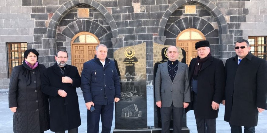Azerbaycan STK temsilcileri Ulu Cami ve Anıt'ı ziyaret etti