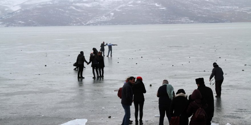 Çıldır Gölü'nde atlı kızaklar sezonu açamadı