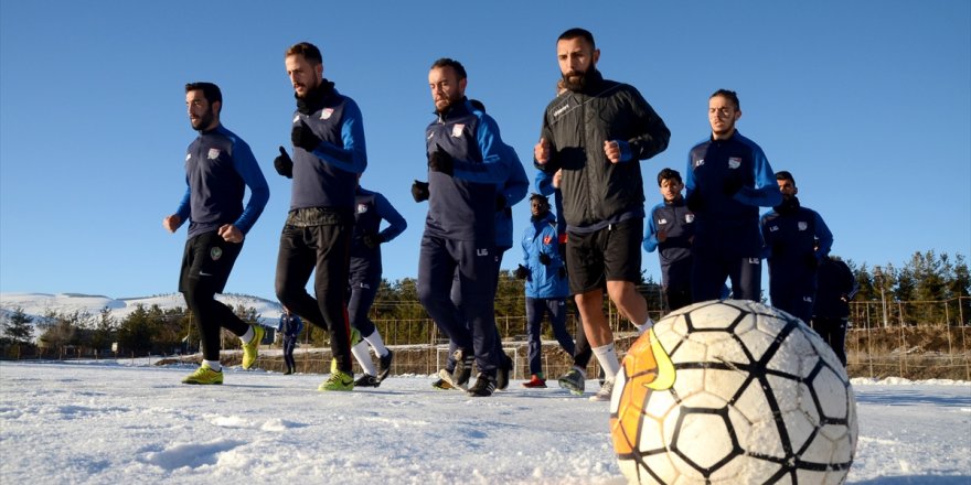 Afrikalı futbolcular Sarıkamış'ın soğuğuna alışmaya çalışıyor