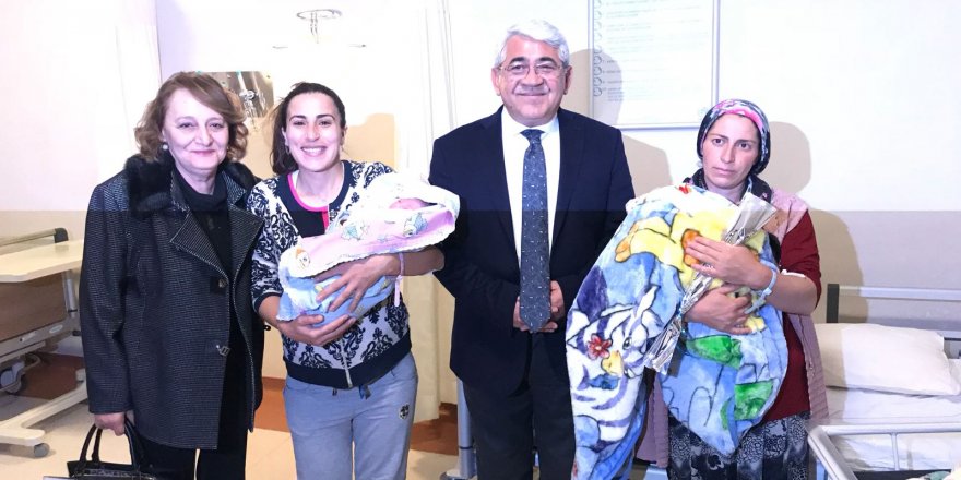 Başkan Karaçanta, yeni yılın ilk bebeklerini ziyaret etti