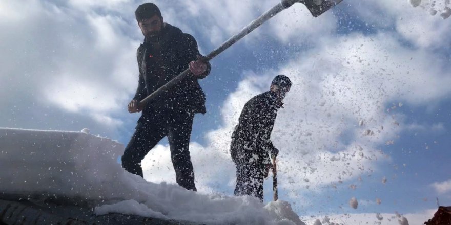 Kars’ta vatandaşların karla mücadelesi