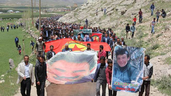 PKK'lı için cenaze töreni yapıldı! Öcalan posterleri açıldı