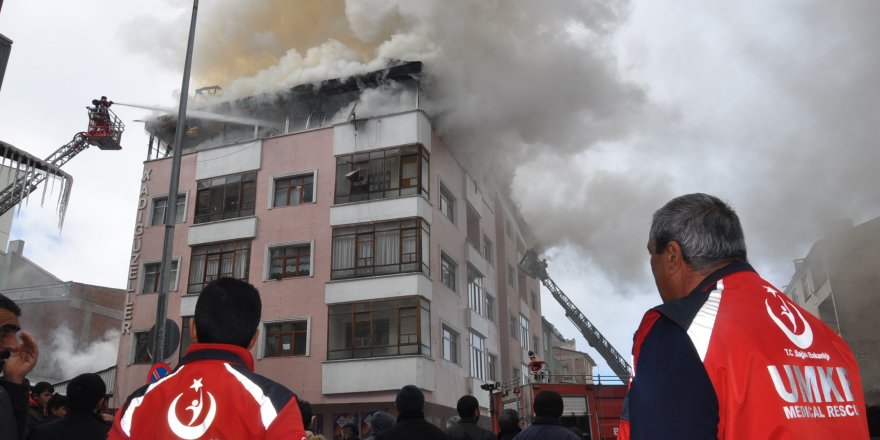 Kars’ta 5 katlı binada çıkan yangın paniğe neden oldu