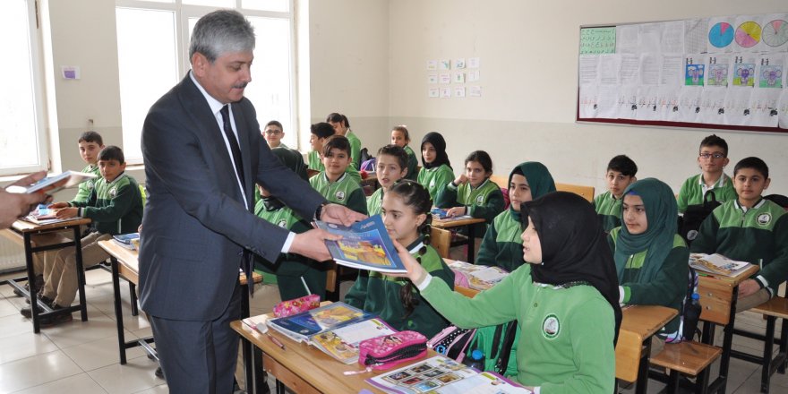 Kars’ta, öğrencilere Sarıkamış ve Gazi Ahmet Muhtar Paşa Çizgi Romanı dağıtıldı