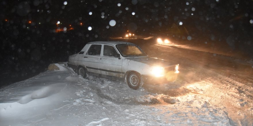 Kars'ta kar yağışı ve tipi nedeniyle yolda kalan hasta kurtarıldı