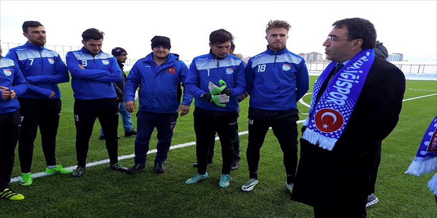 Başkan Toksoy, futbolculara tatlı ikram etti