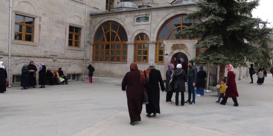 Ebul Hasan-i Harakani Türbesi ziyaretçi akınına uğruyor