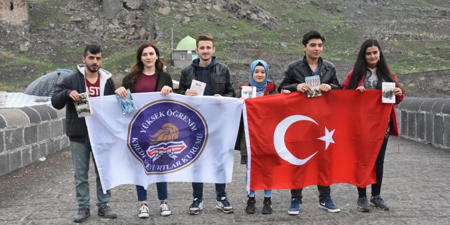 Kitap ve tarihi mekanlara, kitap okuyarak dikkati çektiler