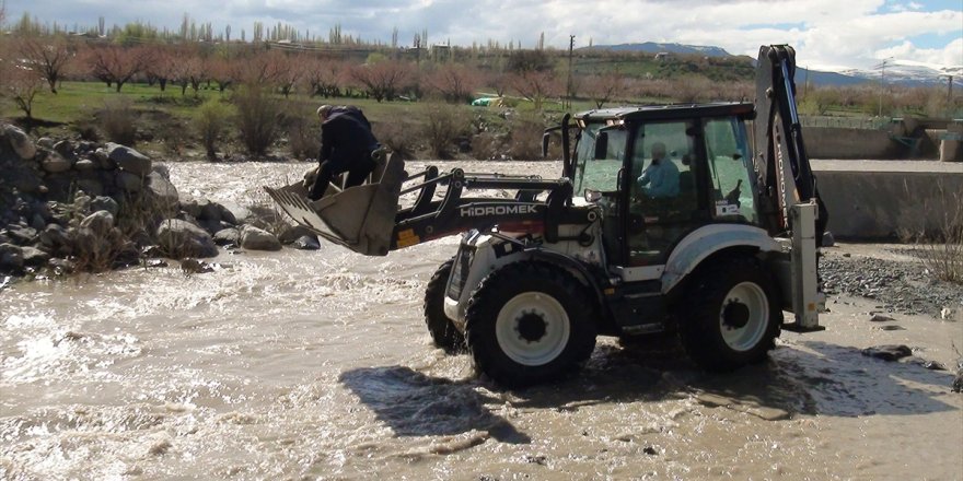 Nehirde Mahsur Kalan Köpek İş Makinesiyle Kurtarıldı