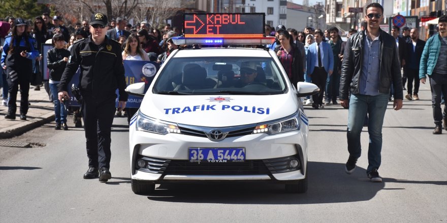 Kars'ta Otizme Dikkat Çekmek İçin Yürüdüler