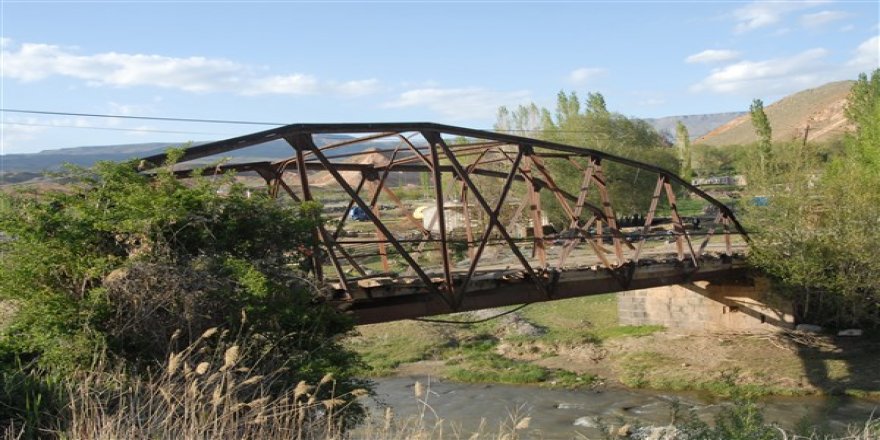 Kağızman'da Tarihi Demir Köprüler Yıkılıyor
