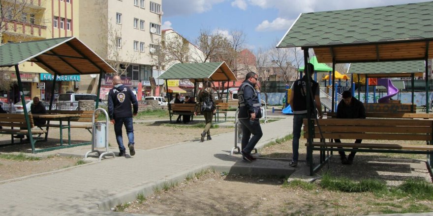 Kars’ta polis, okul çevrelerinde uygulama yaptı
