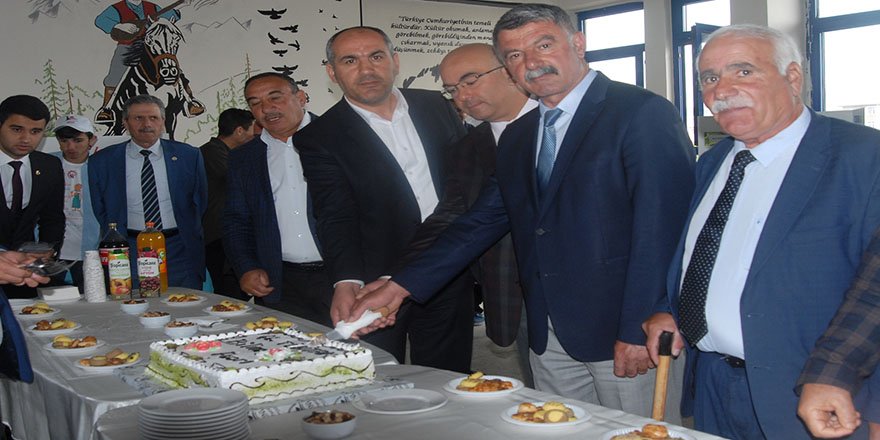 Kağızman'da "TÜBİTAK 4006 Bilim Fuarı" Açıldı
