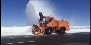 Karayolları Kars-Digor-Iğdır yolunda kar temizlemesi yapıyor