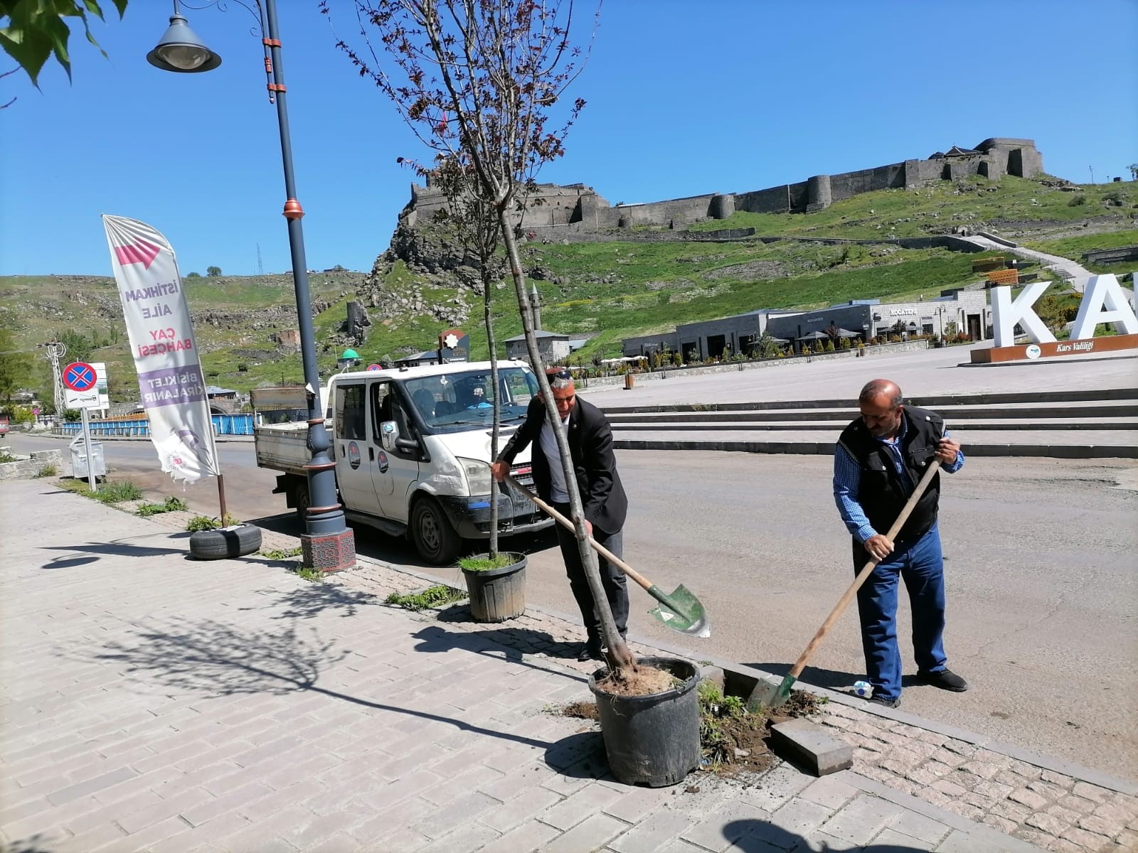 karsin-en-guzel-mahallelerinden-birisi-olan-ve-bir-cok-tarihi-yapiyi-bunyesinde-barindiran-yusufpasa-mahallesi-sehit-hulusi-aytekin-caddesinde-bir-cok-agacin-kurudugunu-goren-mahalle-muhtari-ferit-koc-1.jpg