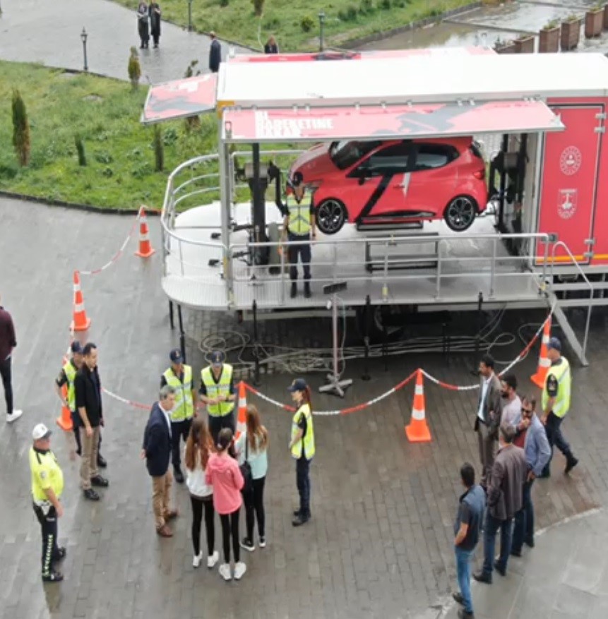 kars-il-jandarma-komutanligi-trafik-sube-mudurlugunce-kaleici-mevkiinde-emniyet-kemerinin-onemini-uygulamali-olarak-gosteren-simulasyon-aracinda-vatandaslara-kaza-aninda-emniyet-kemerinin-onemi-anlatil-4.jpg