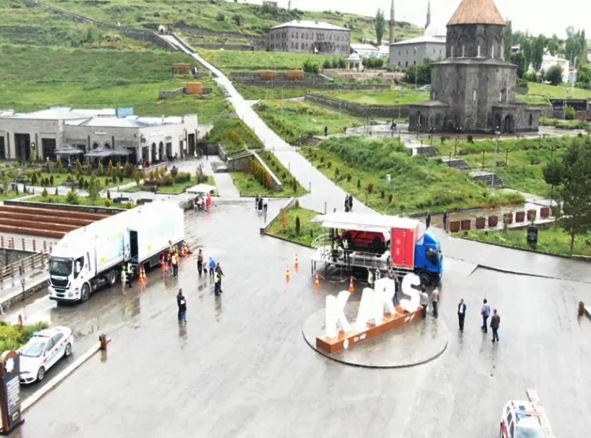 kars-il-jandarma-komutanligi-trafik-sube-mudurlugunce-kaleici-mevkiinde-emniyet-kemerinin-onemini-uygulamali-olarak-gosteren-simulasyon-aracinda-vatandaslara-kaza-aninda-emniyet-kemerinin-onemi-anlatildi-1.jpg