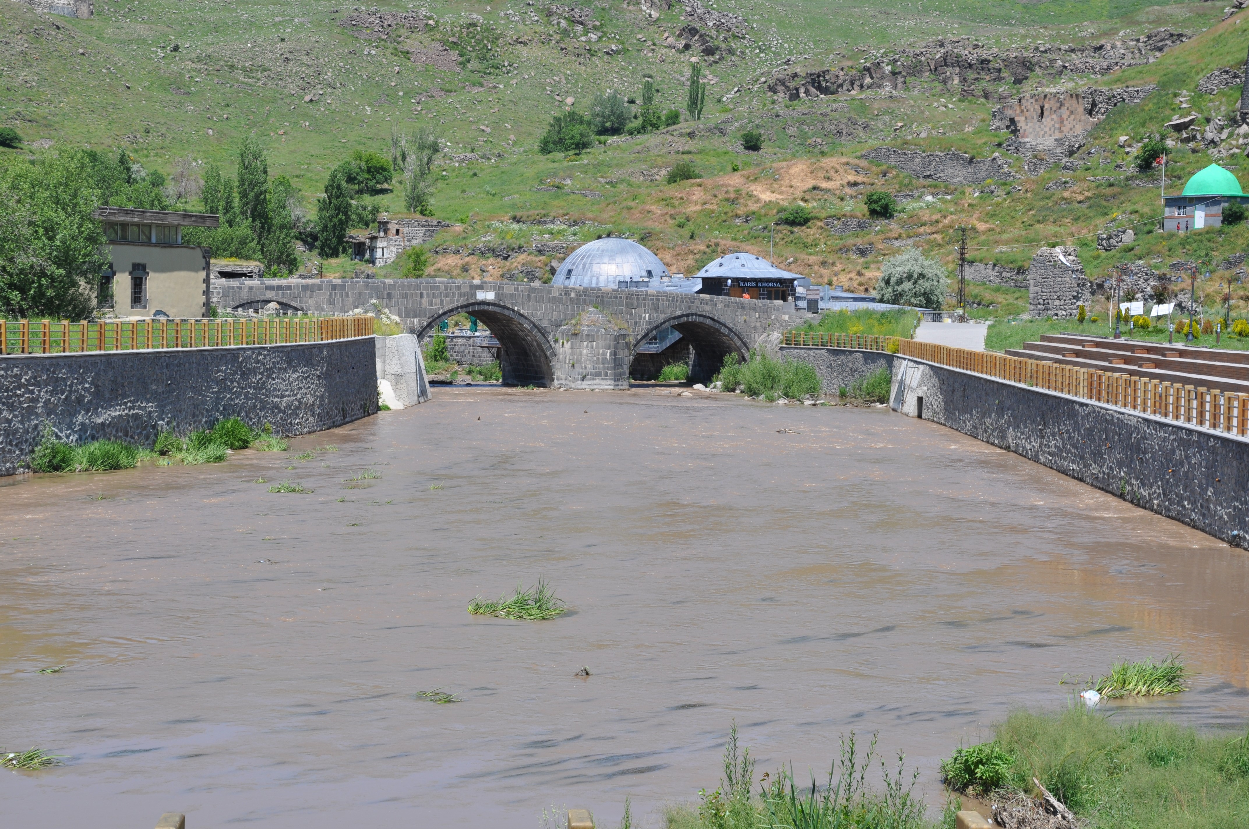 kars-cayi-kahverengi-oldu-2.jpg