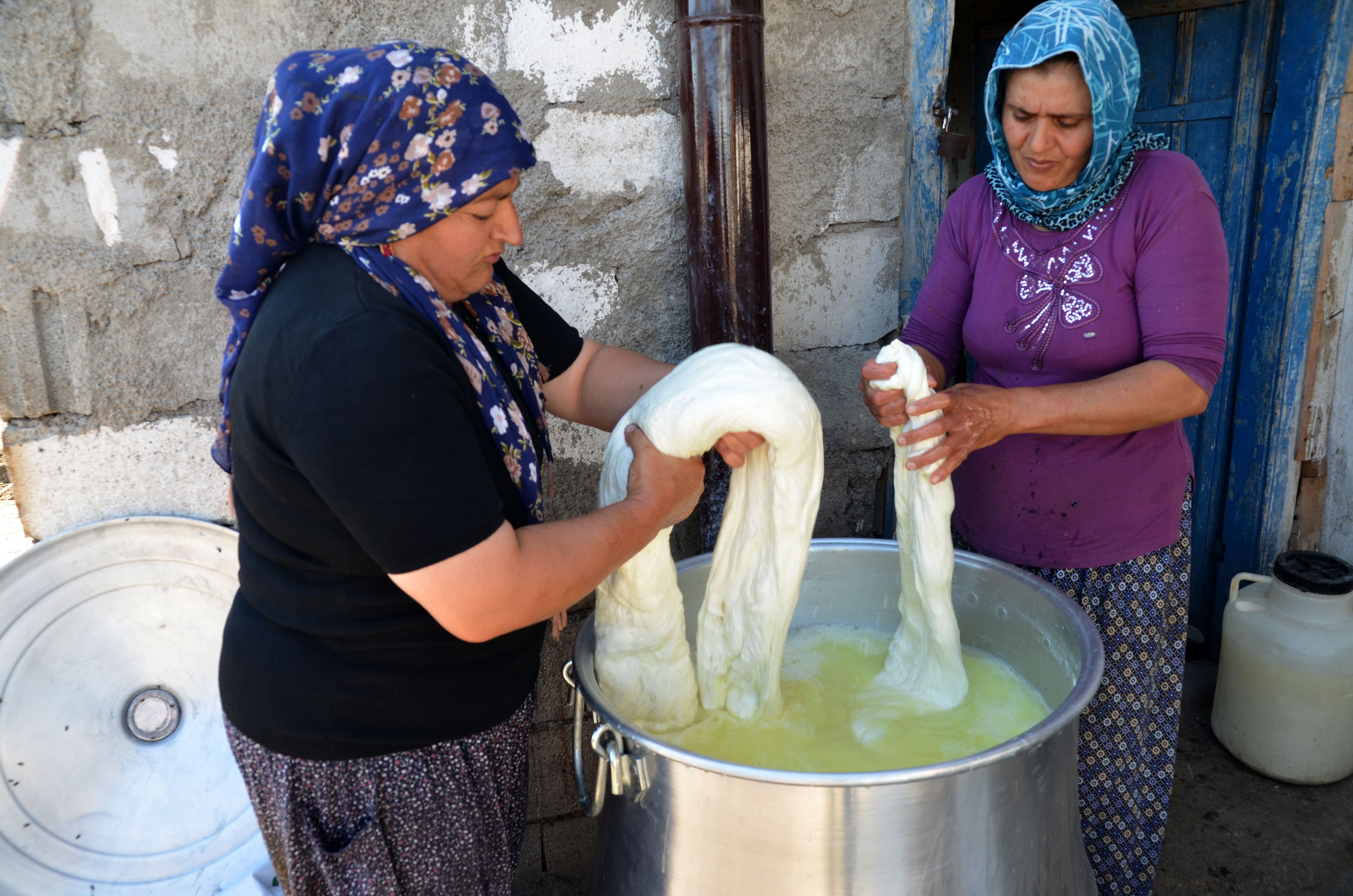 kars-koylerindeki-kadinlar-cecil-peyniri-uretimine-basladi-5-min.jpg